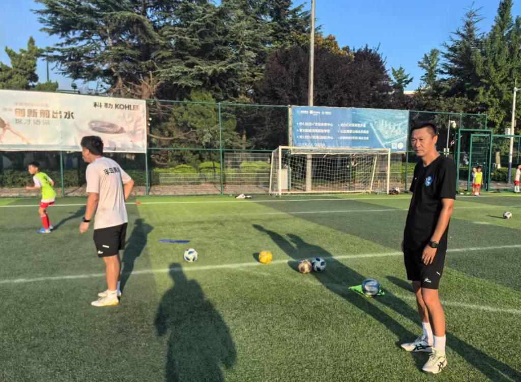 开云体育-青岛足球百年史话㊶｜叶荣顺：身经百战淬炼后防铁闸功，褪下战袍传承荣耀绿茵情