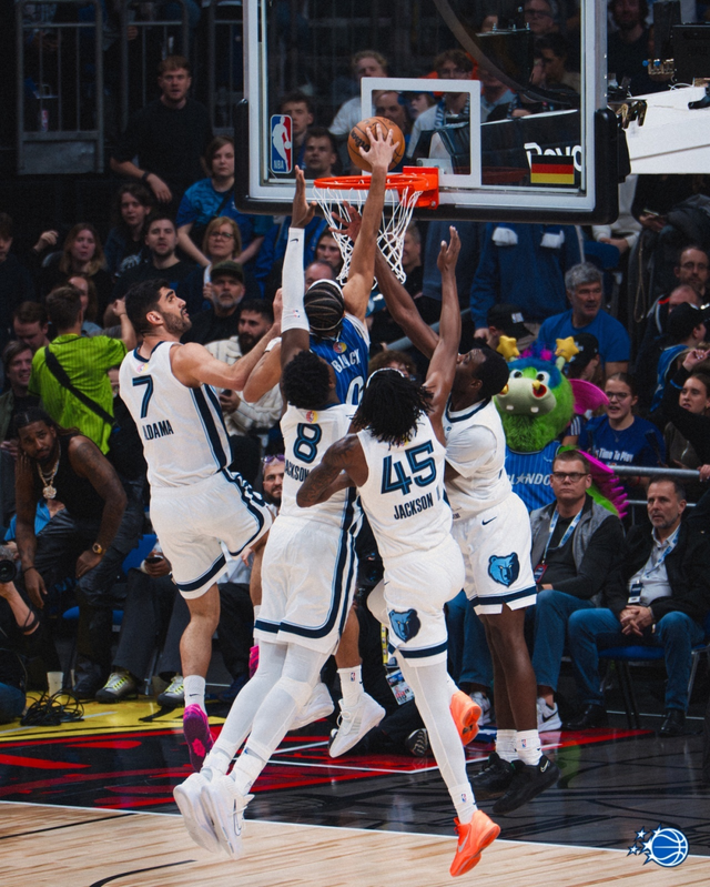 全站官方平台-快攻反击中一打四！隔扣四名防守人！NBA年度最佳扣篮来了！