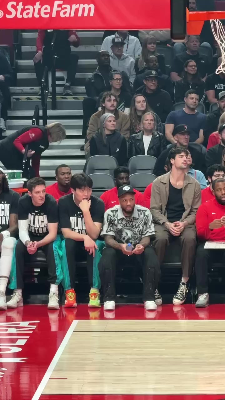 全站官方平台-静静等待机会！小吧拍到杨瀚森坐在利拉德旁 认真观察场上局势