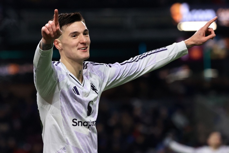 10分钟内梅开二度！英超官方：曼联前锋舍什科当选本轮最佳球员