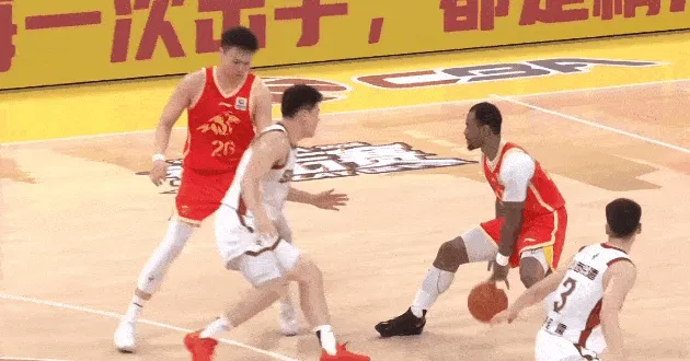 Kaiyun Sports-塔克造成张宁三分犯规，张宁表示先拉手对方才合球投篮